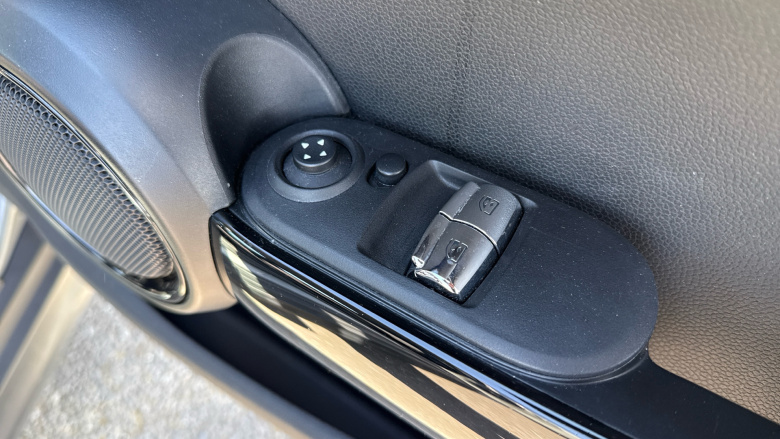 MINI Hatchback 1.5 Cooper Classic 3dr Petrol Hatchback